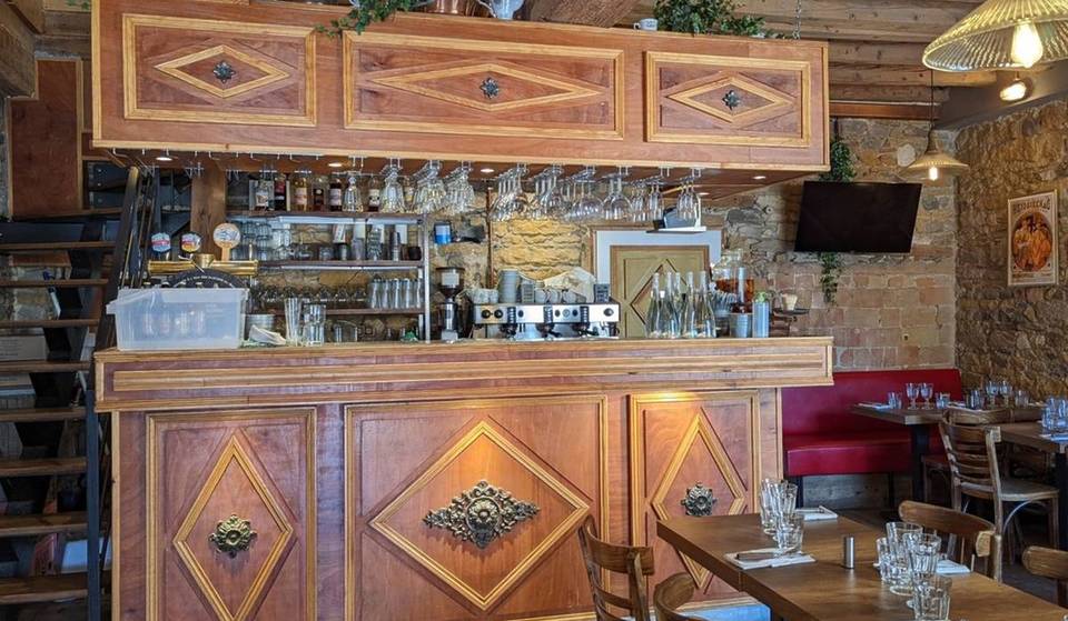 En plein centre de Lyon, ce bouchon cumule les distinctions : du fait maison et doublement labellisé, c’est aussi l’endroit idéal pour goûter au véritable mâchon lyonnais