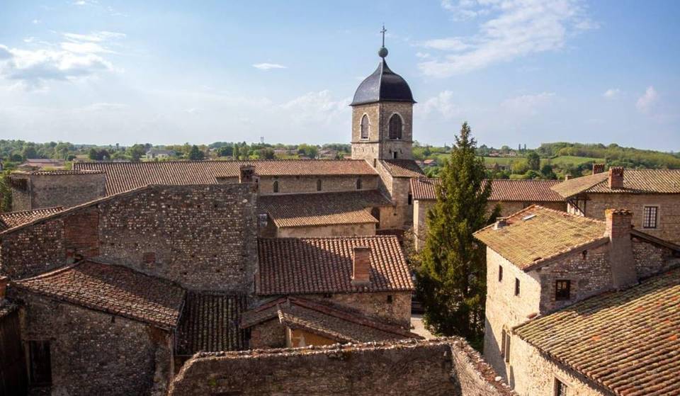 À 30 minutes de Lyon, ce « Plus Beau Village de France » surpasse la capitale : sa densité de monuments historiques est 80 fois supérieure à celle de Paris