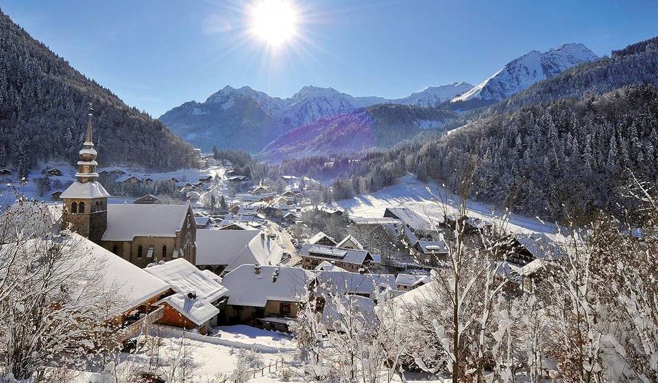 À 3 h de Lyon, ce village d’alpage est au pied de l’un des plus grand domaine skiable au monde avec pas moins de 650 km de pistes – il est aussi le berceau de l’un des fromages les plus réputés de France