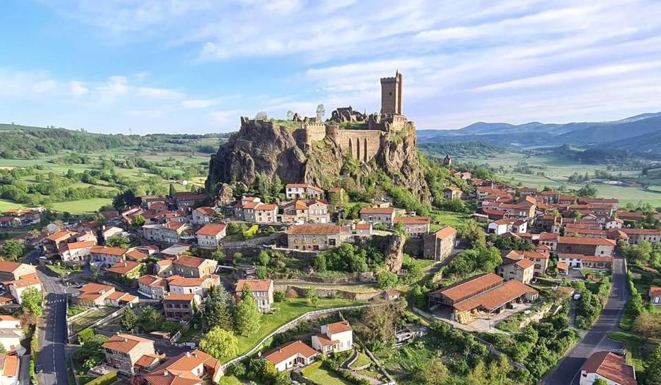 À 2h de Lyon, ce « Plus Beau Village de France » semble tout droit sorti du Seigneur des Anneaux avec sa forteresse et ces 800 mètres de remparts – François 1er comme George Sand en étaient fascinés