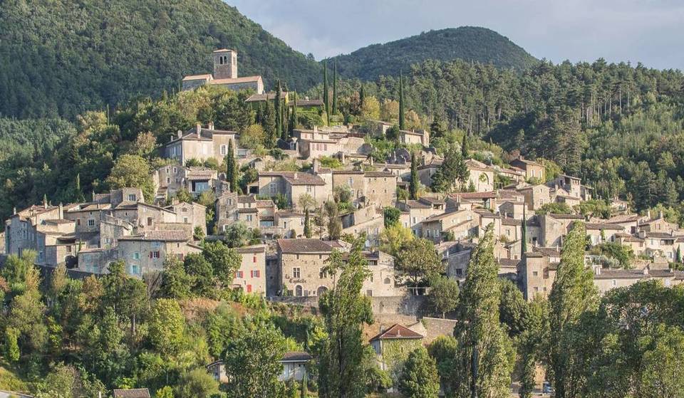 À 2h de Lyon, partez à la découverte de l’un des Plus Beaux Villages de France où passé médiéval et ateliers d’artistes se mêlent au panorama du Rhône