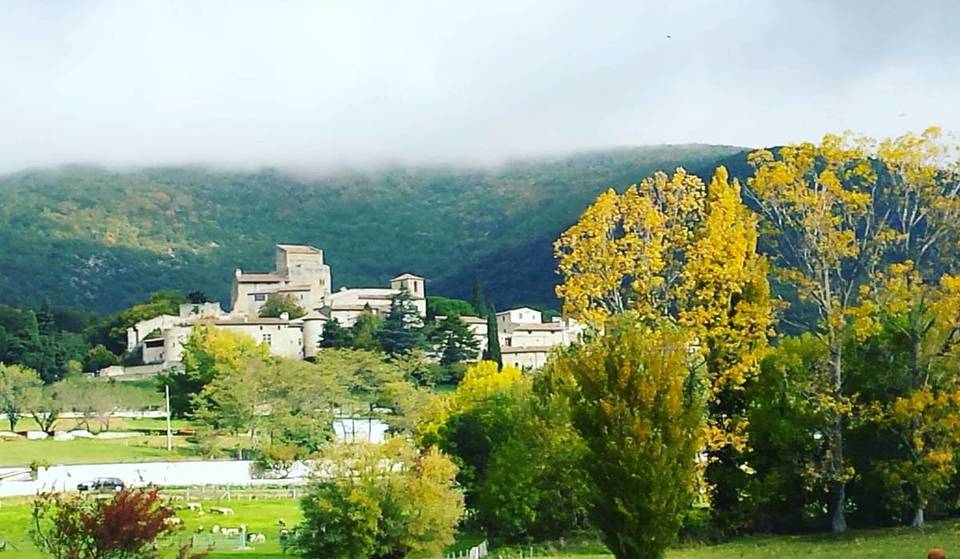 Two hours from Lyon, this medieval village, abandoned for decades, was on the verge of disappearing before becoming one of the most beautiful villages in France—today it offers one of the most beautiful panoramas in the region.