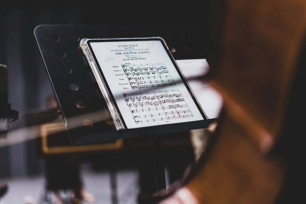 Photo d'une partition de musique sur son chevalet