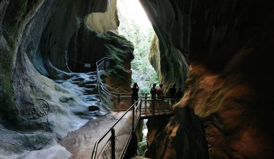 À 2h30 de Lyon, ce site naturel vieux de 10 000 ans fait partie d’un Géoparc mondial classé par l’UNESCO et comporte une structure en verre située à 60 m de haut – il ouvrira bientôt ses portes pour la saison 2026