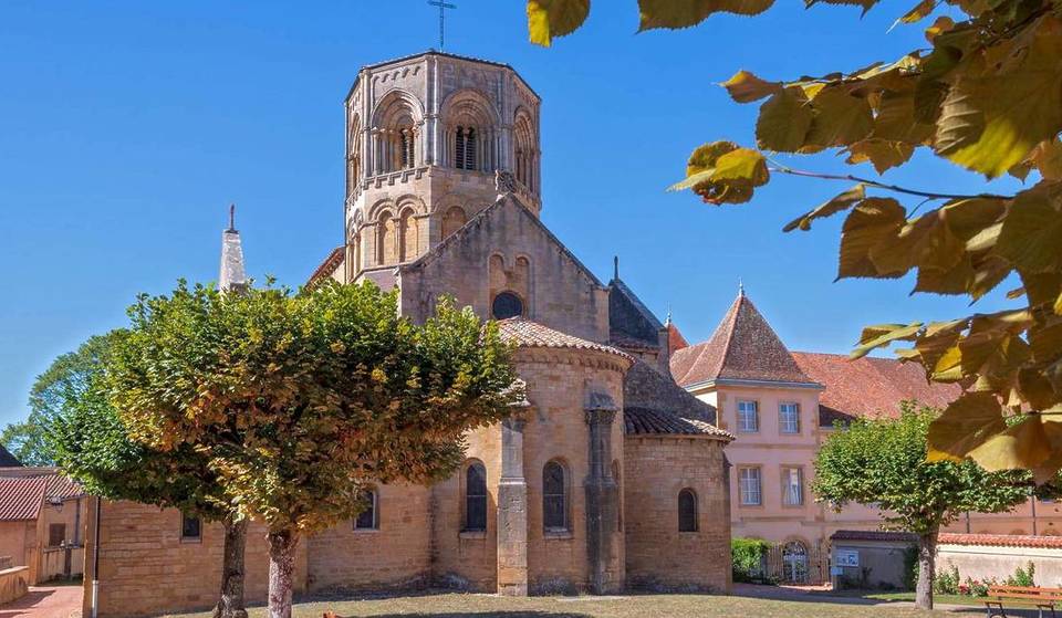 Less than two hours from Lyon, this small medieval village with fewer than 600 inhabitants, listed among the Most Beautiful Villages of France, is home to one of the oldest castles in Burgundy and a spectacular Romanesque church.