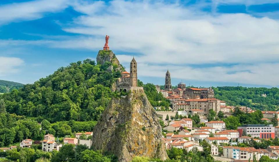 Surnommé le « Mont-Saint-Michel des terres », cette ville aux airs de Game of Thrones est à seulement 2h de Lyon – sa cathédrale est inscrite au patrimoine mondial de l’UNESCO