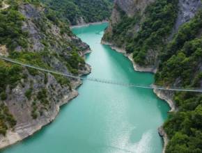 “It feels like New Zealand”: this unique spot in Europe, just 1.5 hours from Lyon, lets you cross over turquoise waters via footbridges, and admission is free