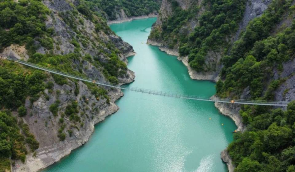 “It feels like New Zealand”: this unique spot in Europe, just 1.5 hours from Lyon, lets you cross over turquoise waters via footbridges, and admission is free