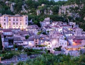 À 2 heures de Lyon, ce « Plus Beau Village de France » d’à peine 1 000 habitants cache un château des mieux préservés de la région et… l’une des rues les plus étroites de France !
