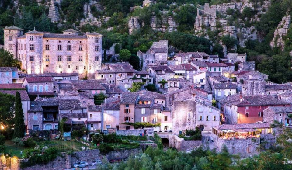 À 2 heures de Lyon, ce « Plus Beau Village de France » d’à peine 1 000 habitants cache un château des mieux préservés de la région et… l’une des rues les plus étroites de France !