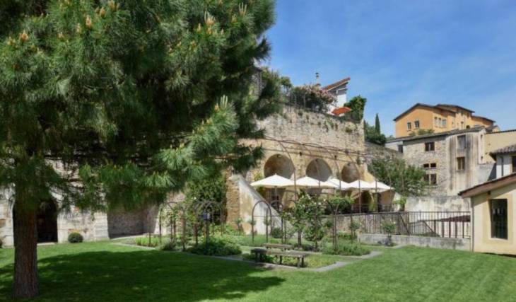 Peu de Lyonnais le savent : ce jardin suspendu offre un havre de paix en plein cœur du Vieux-Lyon au 4e étage d’un monument historique du XIVe siècle
