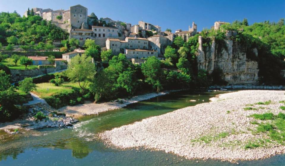 À 2h de Lyon, ce « Plus Beau Village de France » de moins de 400 habitants, cache des trésors de la Préhistoire et un décor digne du Seigneur des Anneaux