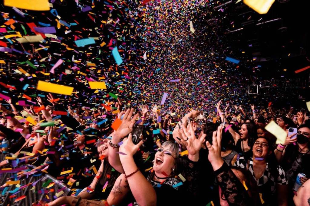 Photo d'une foule dansant à la soirée Emo Night Brooklyn avec des confettis