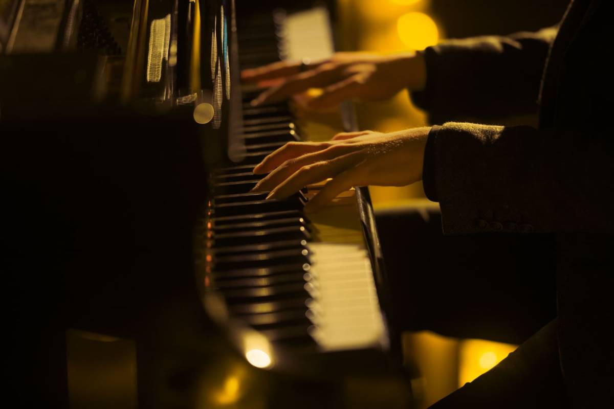 Pianiste jouant pour un concert Candlelight