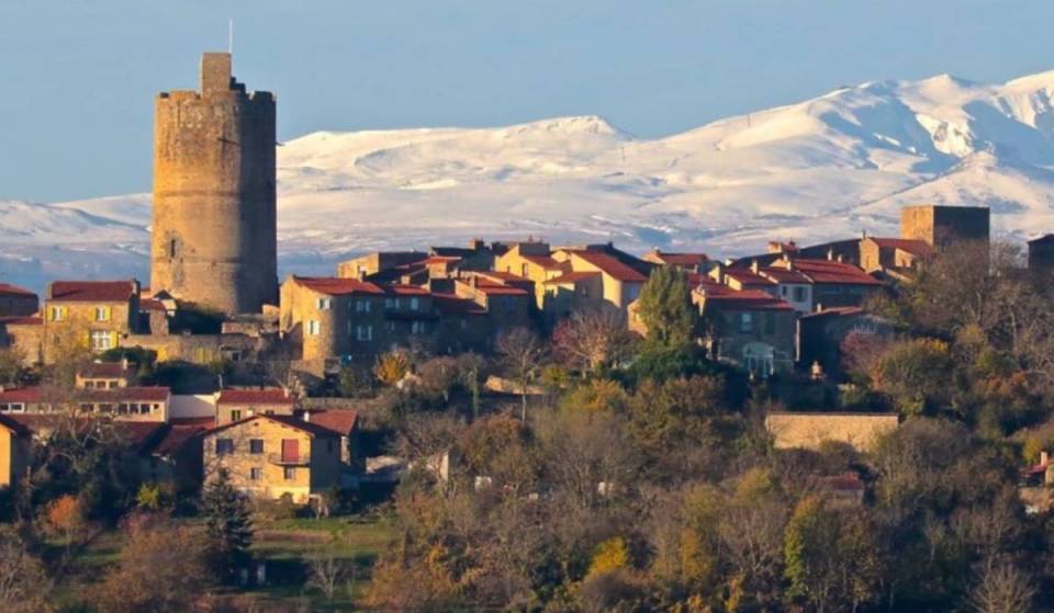 À 2h de Lyon, ce « Plus Beau Village de France » est une cité perchée de moins de 300 habitants dominée par un donjon du XIIIe siècle offrant l’un des plus beaux panoramas sur les volcans d’Auvergne