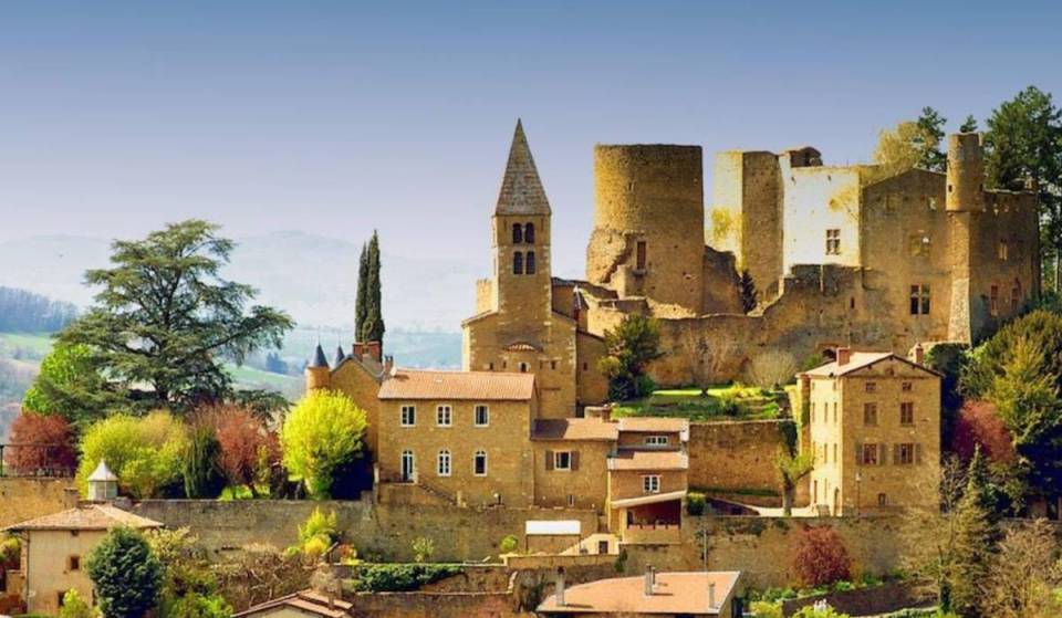 À seulement 20 kilomètres de Lyon, cette cité médiévale est l’une des mieux conservées de la région et ses alentours sont le spot parfait pour vos randonnées