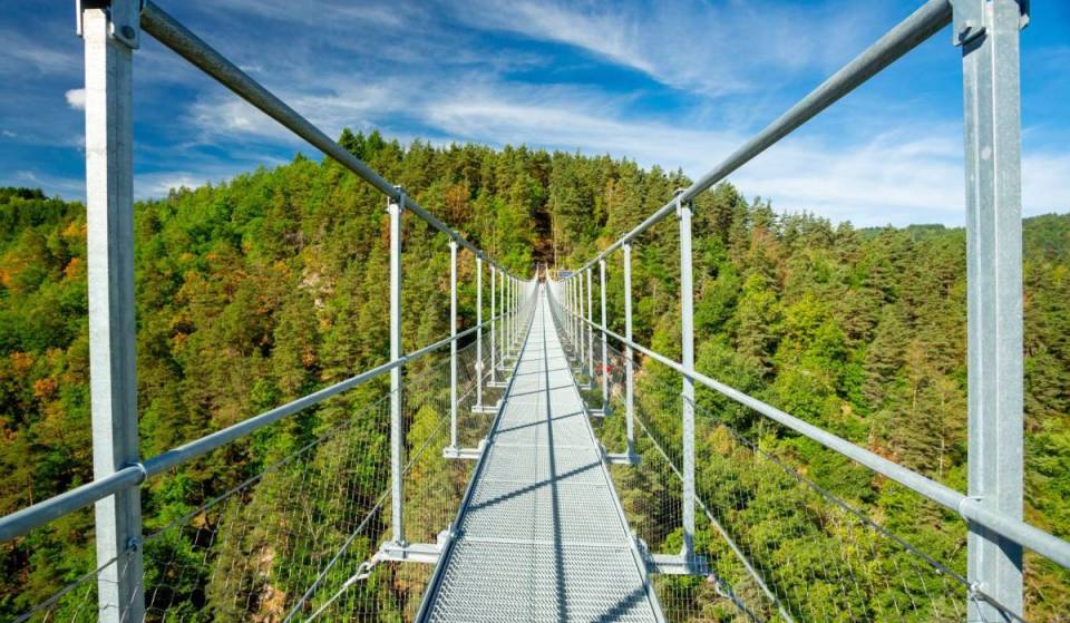 À 1h30 de Lyon se trouve la plus grande passerelle de France : 268 mètres de long, suspendue à 78 mètres, son accès est gratuit