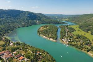 À 1h de Lyon, cette petite île offre une plage paisible et des eaux cristallines au bord de l’une des plus belles rivières de France
