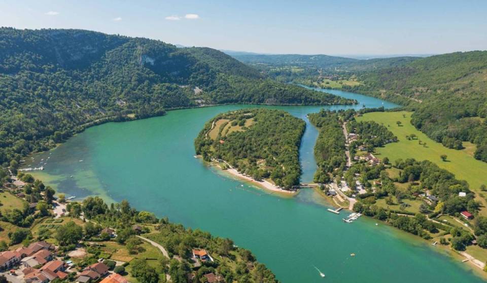 À 1h de Lyon, cette petite île offre une plage paisible et des eaux cristallines au bord de l’une des plus belles rivières de France