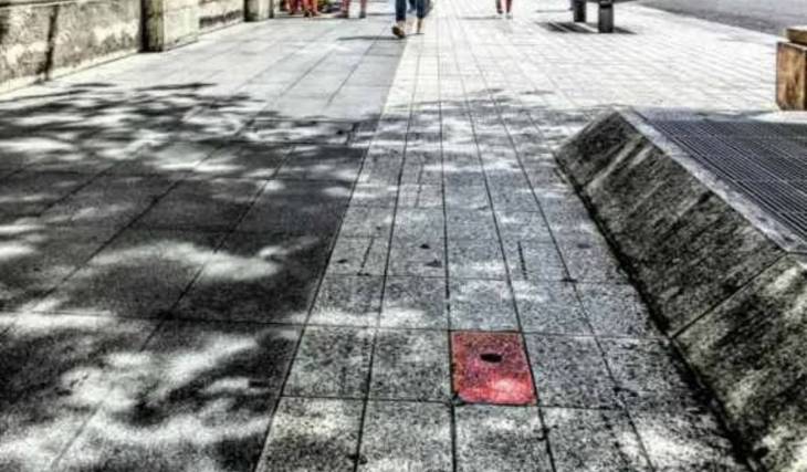 Dans le centre-ville de Lyon, cette brique rouge symbolise un événement qui bouleversa l’Histoire de France. Savez-vous lequel ?