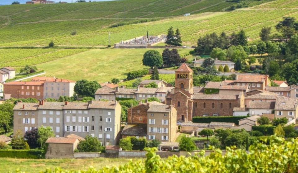 À seulement 40 kilomètres de Lyon, ce village cache l’un des plus beaux cloîtres romans de France : sa conservation est remarquable malgré une construction plus que millénaire
