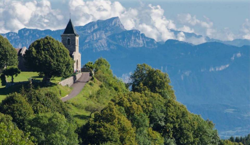 À 1h20 de Lyon, cette église millénaire offre l’un des plus beaux panoramas de la région