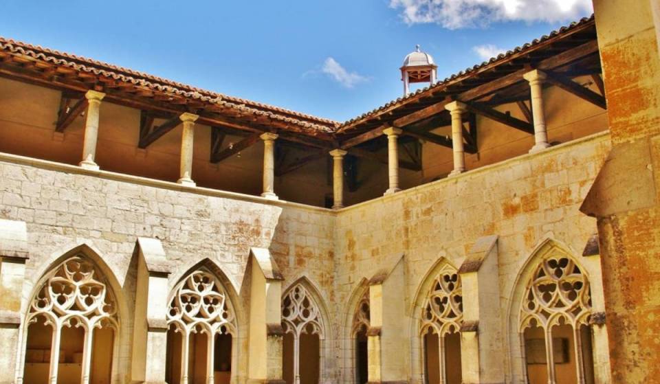 À 50 minutes de Lyon, cette petite cité de caractère cache une abbaye bénédictine qui remonte au VIIIe siècle, à l’époque de Charlemagne, et c’est l’une des plus belles de France