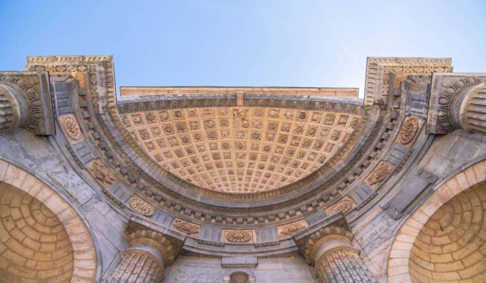 À Lyon, cette église possède une façade unique en son genre avec pas moins de 200 sculptures taillées – elle fut d’ailleurs dans la liste des premiers édifices en France à être classé monument historique dès 1840