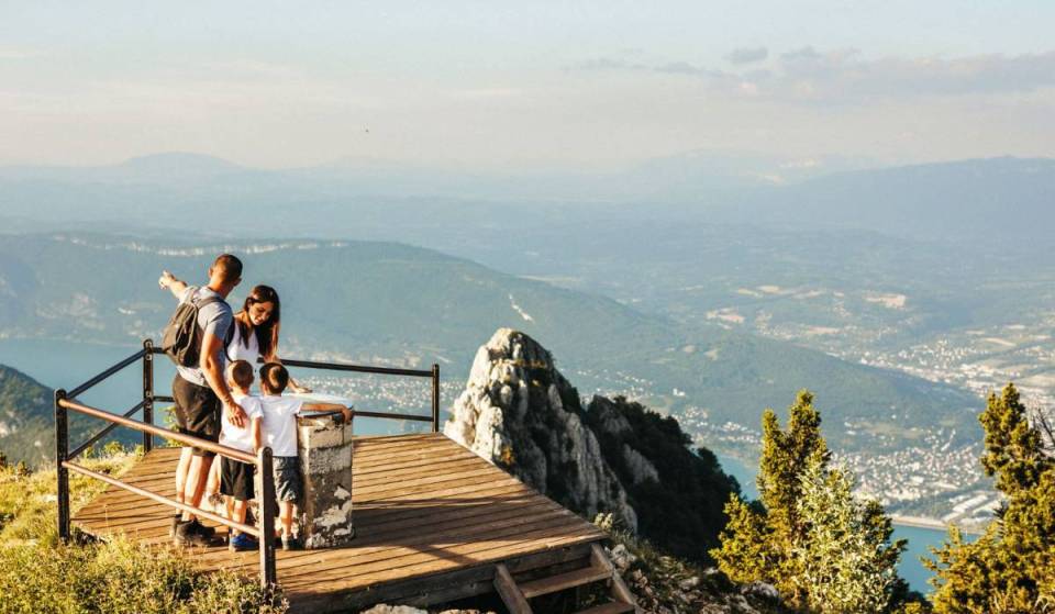 À 1h30 de Lyon, l’un des plus beaux panoramas accessible en voiture offre une vue imprenable à 1 500 mètres d’altitude sur le plus grand lac naturel de France