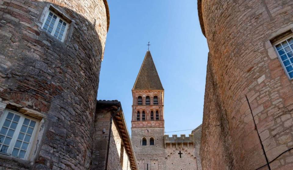 À 1h de Lyon, cette petite ville cache l’une des plus belles abbayes de France – elle fut d’ailleurs dans la liste des premiers édifices en France à être classés monument historique dès 1840