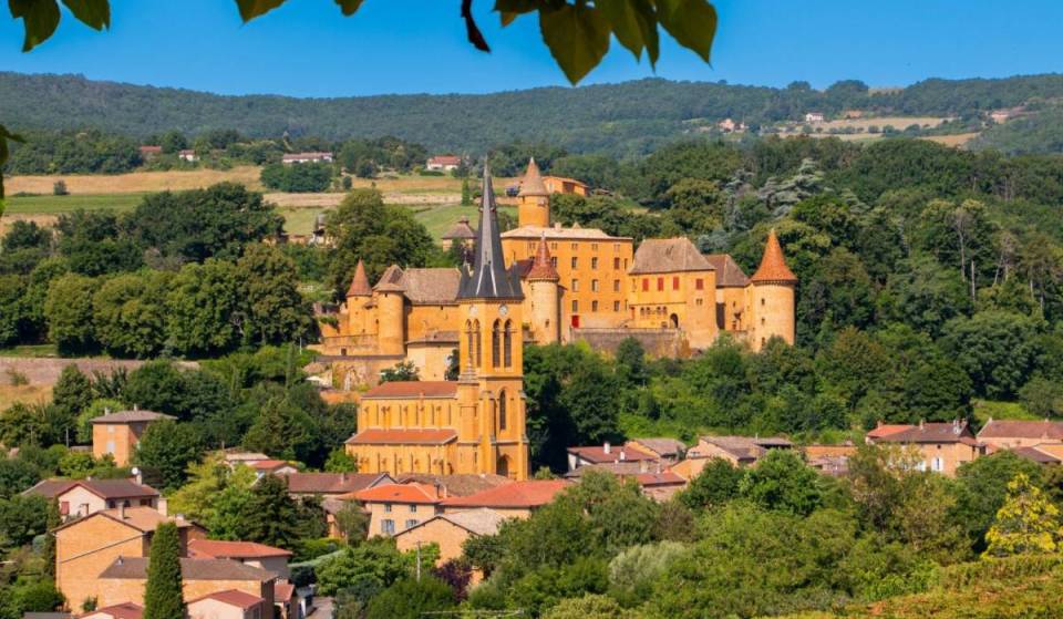 À 50 minutes de Lyon, ce petit village de moins de 700 habitants abrite pourtant un château du XIIIe siècle considéré comme l’un des plus beaux de toute la région