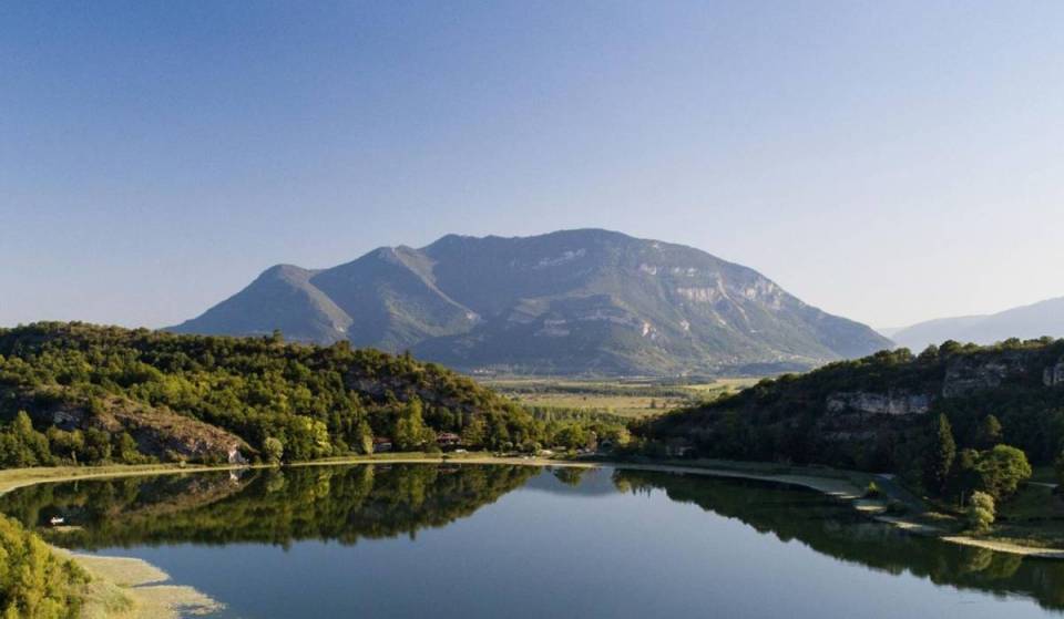 À 1h30 de Lyon, ce lac méconnu d’origine glaciaire offre une plage paisible parfaite pour l’épisode caniculaire