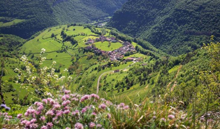 « On se croirait dans Le Seigneur des anneaux…» à 1h de Lyon, ce tout petit village de montagne a une particularité unique en France et il est classé monument historique dans son entièreté