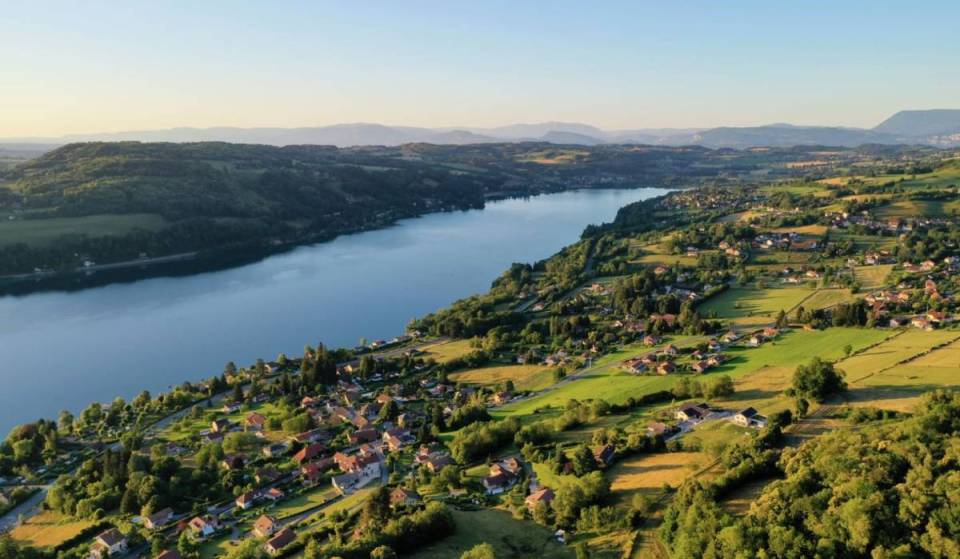 Just an hour from Lyon, this natural lake is one of the most beautiful in France. Less well-known than Lake Bourget or Lake Annecy, its turquoise water nevertheless maintains an ideal temperature of 25 °C throughout the summer