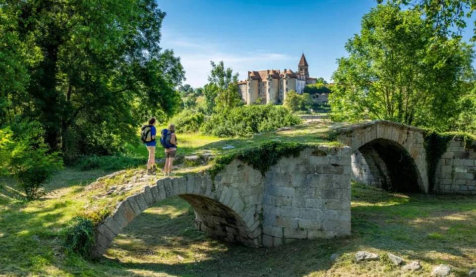 À 1h de Lyon, ce site millénaire aux allures de conte de fées se cache dans un tout petit village d’à peine 350 habitants – plusieurs rois dont François Ier y séjournèrent