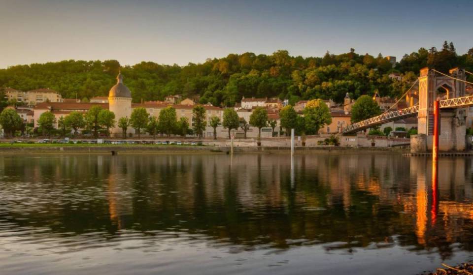 À 25 kilomètres de Lyon, cette cité médiévale est un véritable musée à ciel ouvert. Labellisée entre autres Ville et Métiers d’Art, elle est entrée cette année dans le cercle très fermé du Guide Michelin comme « Plus Beau Détour de France »