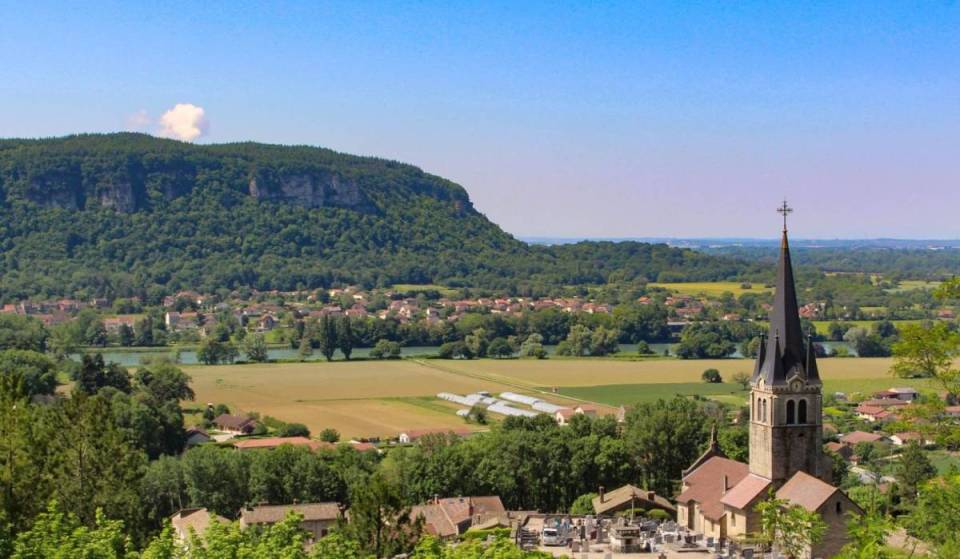 À 40 kilomètres de Lyon, ce village niché au bord du Rhône et à flanc de montagne cache une église romane et l’une des peintures murales les plus remarquables de la région classée monument historique depuis plus de 100 ans