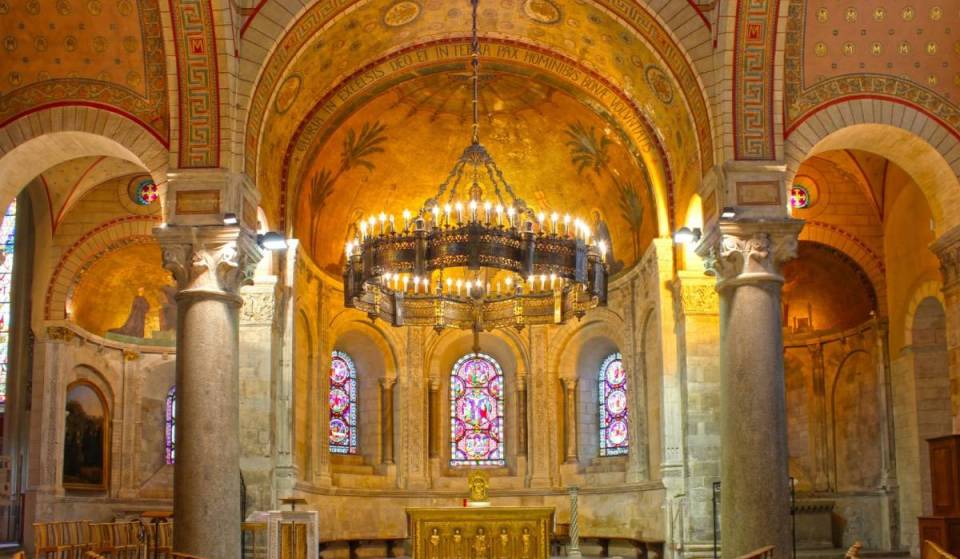 Avec une crypte qui remonte au IXe siècle, cette église est souvent considérée comme la plus vieille de Lyon. Elle fut d’ailleurs dans la liste des premiers édifices en France à être classés monuments historiques dès 1840