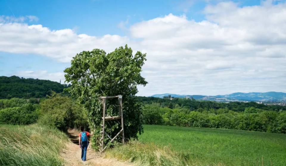Long de 170 kilomètres, ce sentier de randonnée propose de faire le tour de la métropole de Lyon en passant par les plus beaux endroits du coin, dont 12 forts construits entre 1871 et 1891