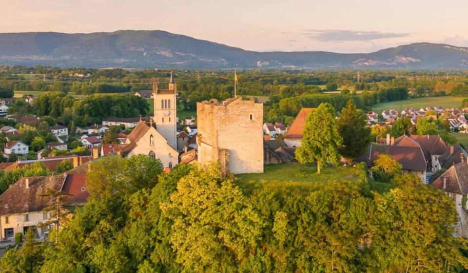 À 1h de Lyon, cette cité possède un cœur historique au patrimoine exceptionnel où se déroule l’un des plus beaux marchés de France – une figure lyonnaise y passa les 28 dernières années de sa vie
