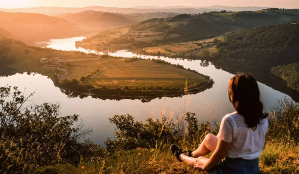 À 1h de Lyon, ce site naturel classé au Guide Michelin offre un panorama époustouflant sur le plus long fleuve de France et on peut y accéder en voiture