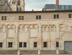 À Lyon, ce bâtiment est le plus ancien de la ville encore conservé (en dehors de l’époque romaine) : il eut une fonction extraordinaire et abrite aujourd’hui l’un des plus beaux trésors de notre patrimoine