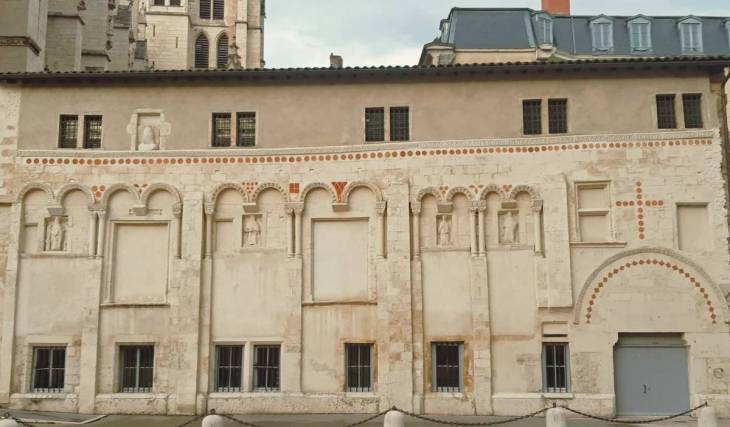 À Lyon, ce bâtiment est le plus ancien de la ville encore conservé (en dehors de l’époque romaine) : il eut une fonction extraordinaire et abrite aujourd’hui l’un des plus beaux trésors de notre patrimoine