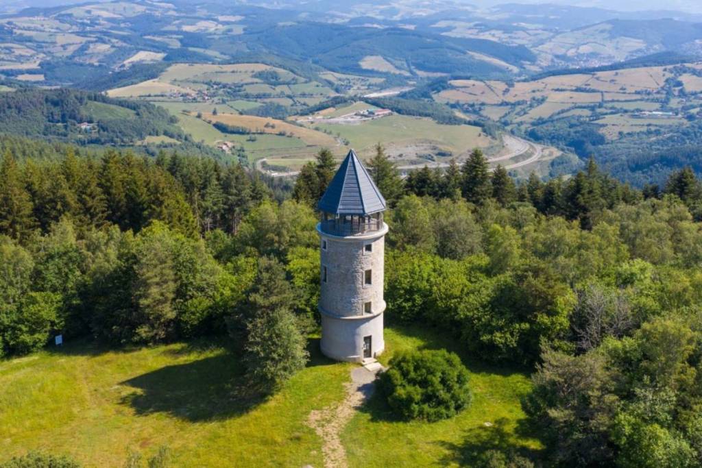 Le mont Boussuivre et sa tour Matagrin