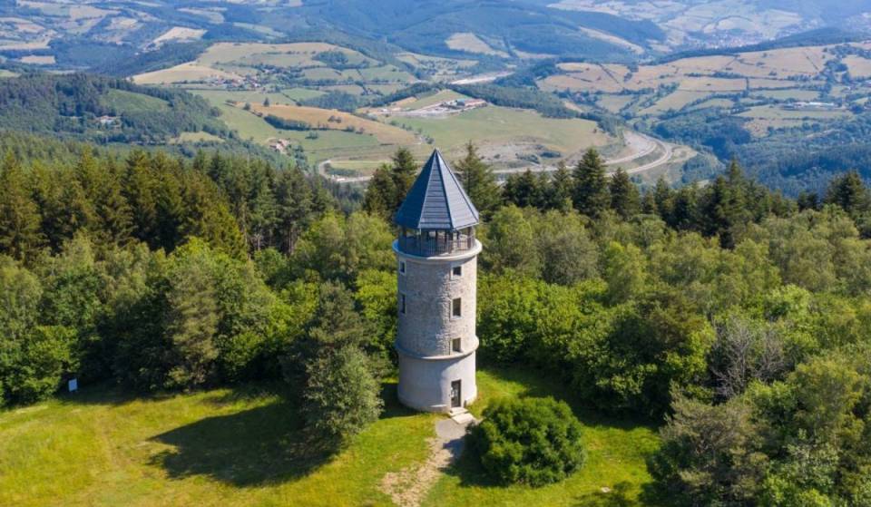 Just an hour from Lyon, the highest peak in the Monts du Lyonnais rises to an altitude of 1,000 meters and undoubtedly offers one of the region’s most beautiful panoramic views, stretching across 14 departments in all directions
