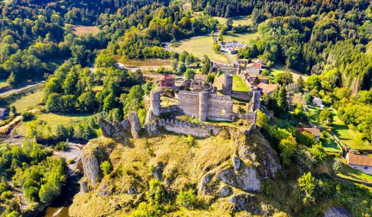 À 2h30 de Lyon, ce « Plus Beau Village de France » de 150 habitants est un vrai trésor de notre patrimoine. Son château niché sur un piton volcanique semble tout droit sorti du Seigneur des anneaux