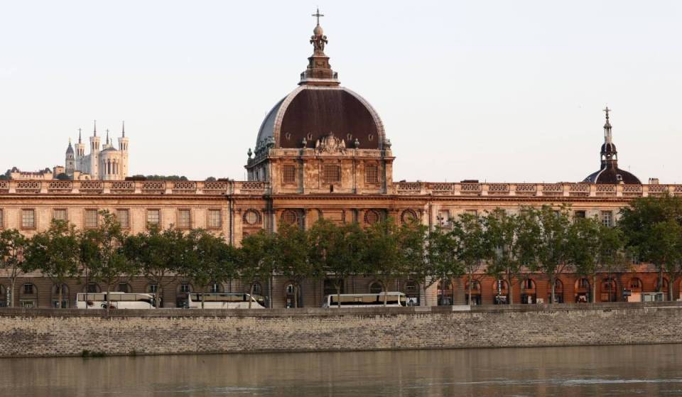 A 12th-century structure, the city’s first hospital, a masterful work reimagined by Soufflot, a colossus 400 meters long… a look back at the extraordinary history (and proportions) of Lyon’s Hôtel-Dieu