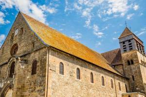 À 50 minutes à peine de Lyon, ce village classé « cité de caractère » cache une abbaye millénaire – son église, aux fresques romanes uniques en France, fut d’ailleurs inscrite dans la liste des premiers édifices à être classés monuments historiques dès 1840