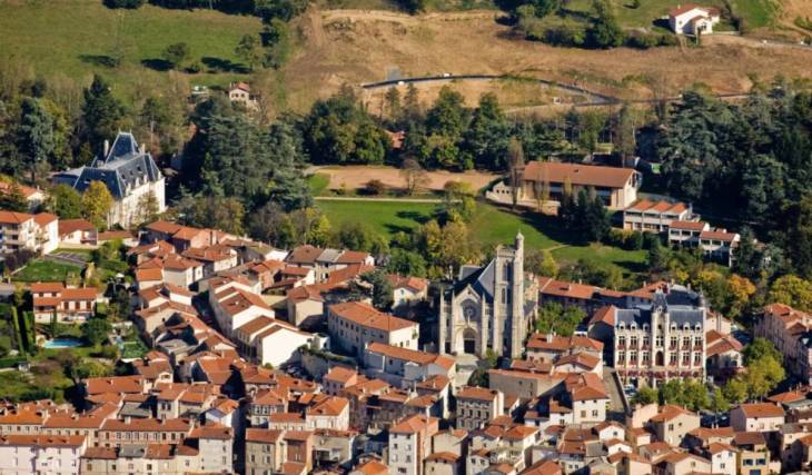 À 1h de Lyon, cette petite ville méconnue est pourtant mondialement célèbre, le Guide Michelin la classe parmi les « Plus Beaux Détours de France »