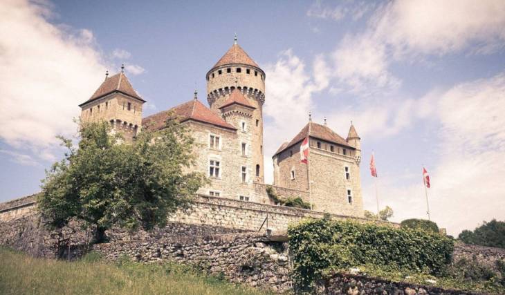 À 1h30 de Lyon, ce château du XIIIe siècle classé monument historique cache une collection fascinante de 13 000 objets insolites